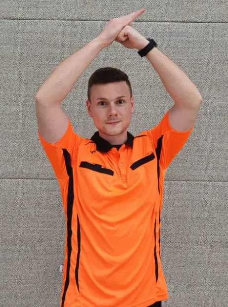 Schiedsrichterzeichen Stürmerfoul